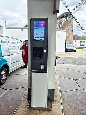 SIQMA OPT 2.0 outdoor payment terminal installed at Shell service station in Mönchengladbach-Güdderath