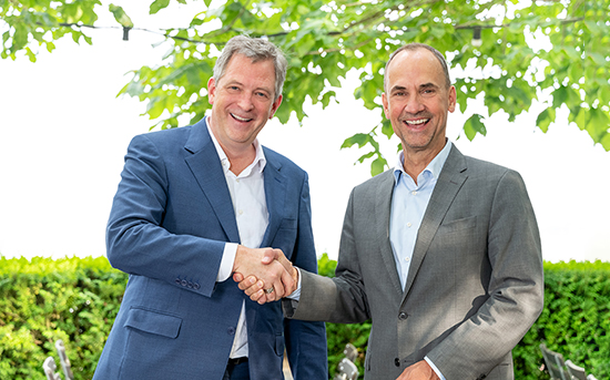 Jörg Heilingbrunner and Niklaus Santschi shake hands